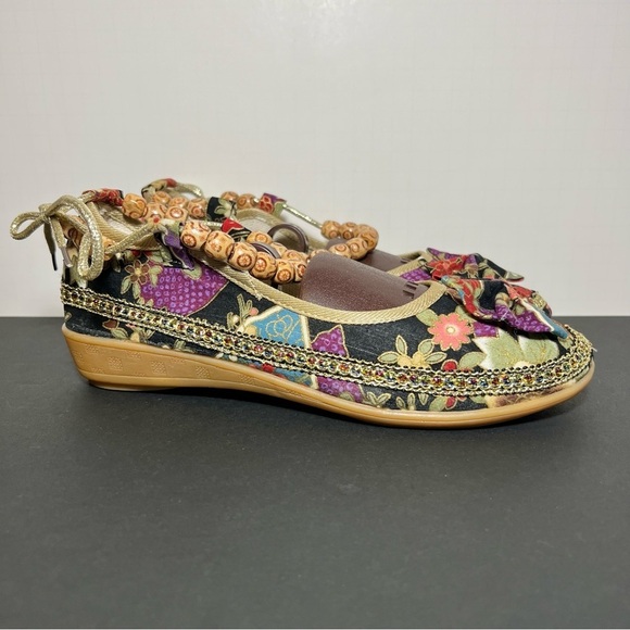 Shoes - Womens Opulent Classical Floral Print Slip On Shoes / Size 7.5